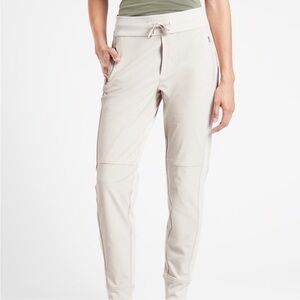 NWOT Athleta Headlands Hybrid Trek Jogger pants size 12